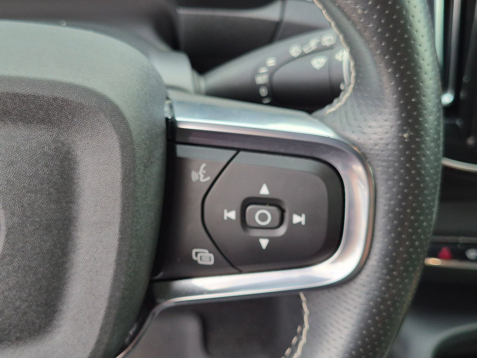 Used 2021 Volvo XC40 T5 R-Design w/ Climate Package AWD/4WD image 19