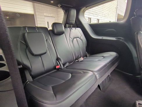 Used 2025 Chrysler Pacifica Select image 29