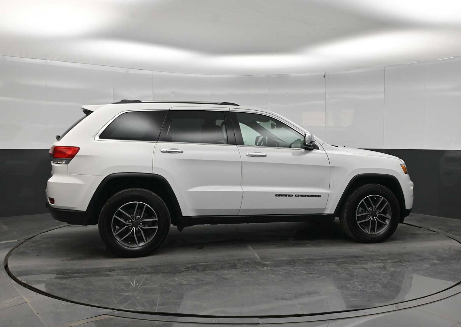 Used 2019 Jeep Grand Cherokee Limited w/ Trailer Tow Group IV AWD/4WD image 8