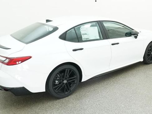 New 2026 Toyota Camry Hybrid FWD image 9