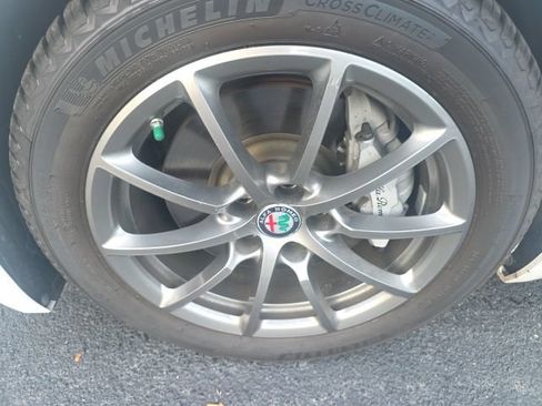 Used 2018 Alfa Romeo Giulia AWD image 11