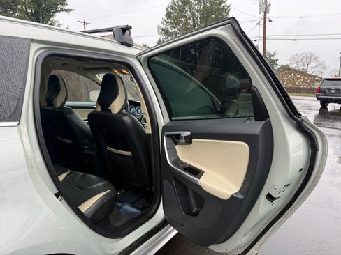 Used 2011 Volvo XC60 T6 R-Design w/ Convenience Pkg image 14