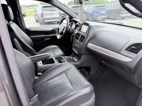 Used 2019 Dodge Grand Caravan GT FWD image 12