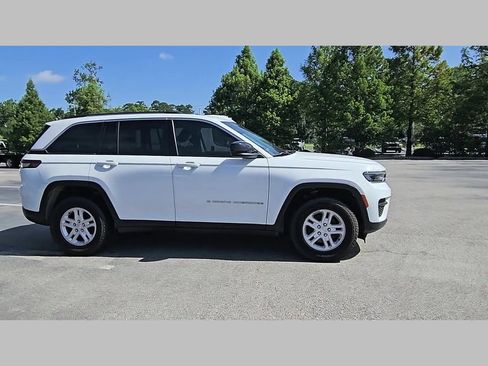 Used 2023 Jeep Grand Cherokee Laredo w/ Luxury Tech Group I AWD/4WD image 35
