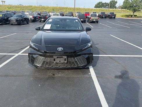 Used 2025 Toyota Camry SE w/ Convenience Package FWD image 1