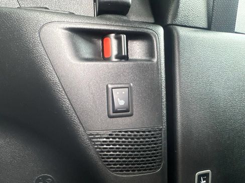 Used 2025 Chrysler Pacifica Limited FWD image 24