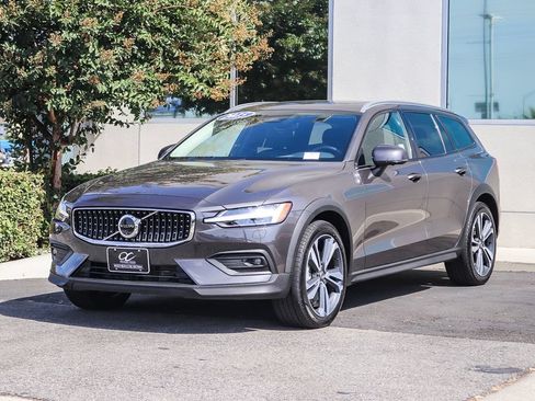 Used 2025 Volvo V60 B5 Cross Country Plus AWD/4WD image 3