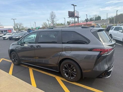 Used 2025 Toyota Sienna XSE w/ XSE Premium Package image 17