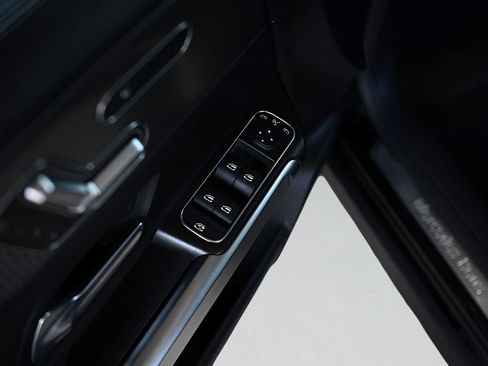 Used 2021 Mercedes-Benz GLB 250 4MATIC w/ Premium Package image 12