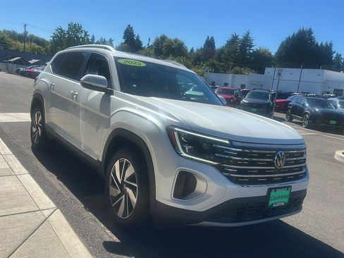 Used 2025 Volkswagen Atlas SEL AWD/4WD image 4