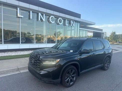 Used 2025 Honda Pilot Sport image 1