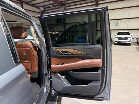 Used 2019 Cadillac Escalade ESV Premium Luxury RWD image 20
