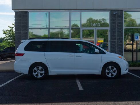 Used 2017 Toyota Sienna LE FWD image 2
