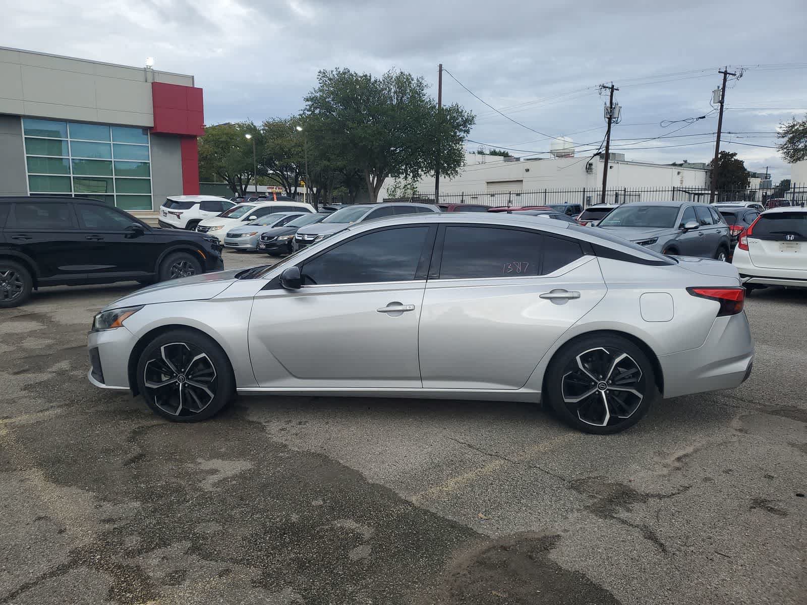 Used 2024 Nissan Altima 2.5 SR FWD image 3