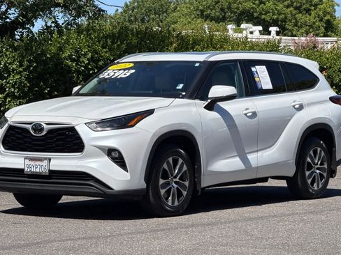 Used 2022 Toyota Highlander XLE AWD/4WD image 7