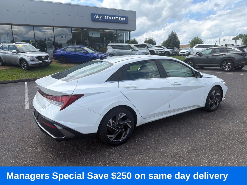 Used 2024 Hyundai Elantra Limited FWD image 4