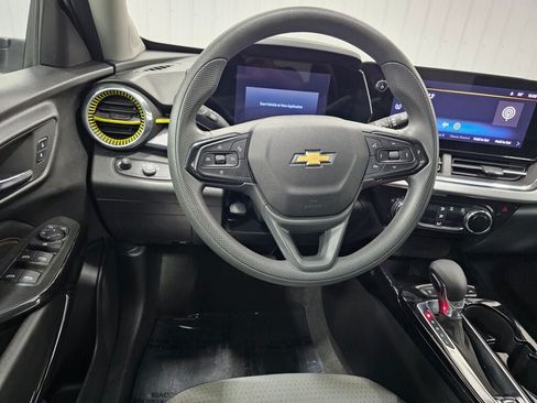 Used 2025 Chevrolet Trax LT FWD image 14