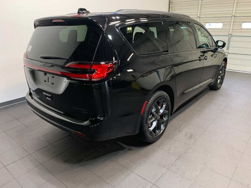 New 2026 Chrysler Pacifica Limited image 3