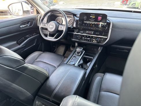 Used 2024 Nissan Pathfinder SL w/ Black Appearance Package image 24