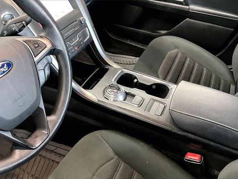 Used 2017 Ford Fusion SE w/ Fusion SE Technology Package image 8