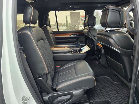 Used 2022 Jeep Grand Wagoneer Series III AWD/4WD image 24