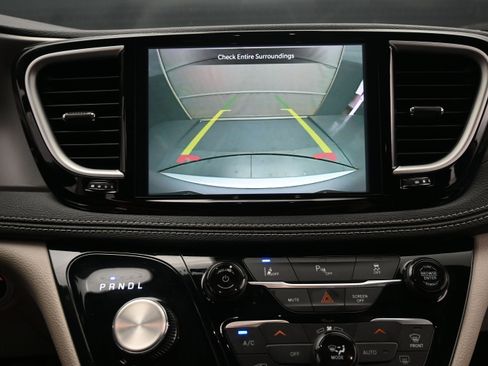 Used 2023 Chrysler Pacifica Touring-L FWD image 17