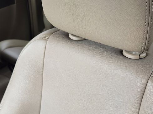 Used 2011 Chrysler Town & Country Touring-L image 14