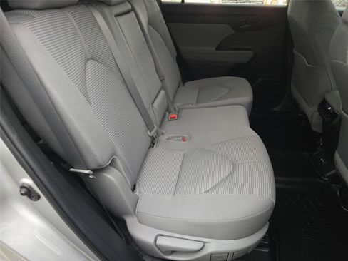 Used 2024 Toyota Highlander LE AWD/4WD image 27