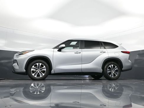 Used 2023 Toyota Highlander XLE image 42