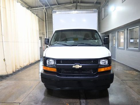 Used 2017 Chevrolet Express 3500 image 2
