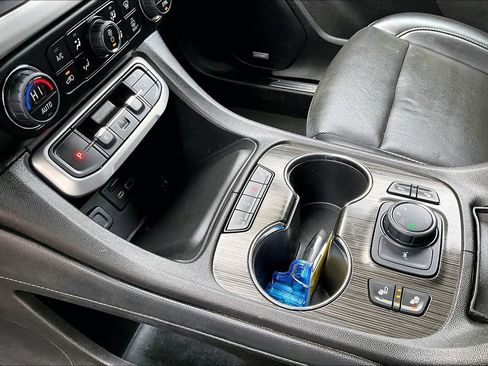 Used 2023 GMC Acadia SLT image 17