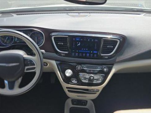 Used 2017 Chrysler Pacifica Limited w/ Tire & Wheel Group FWD image 24