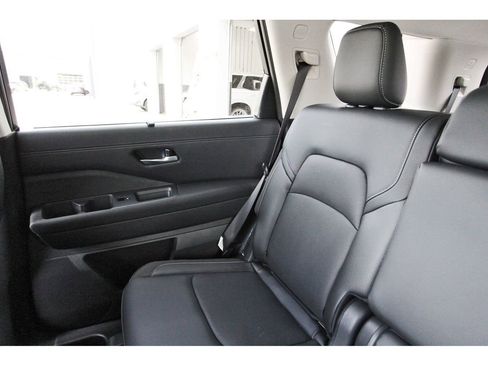 New 2026 Nissan Pathfinder SL w/ SL Premium Package (P04) FWD image 9