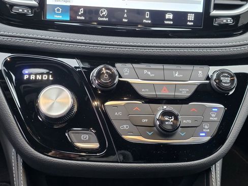 New 2026 Chrysler Pacifica Limited image 21