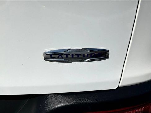Used 2017 Jeep Cherokee Latitude AWD/4WD image 21