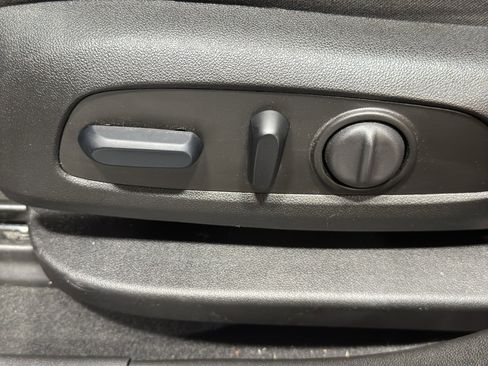 Used 2023 GMC Acadia SLE w/ Infotainment Package image 16