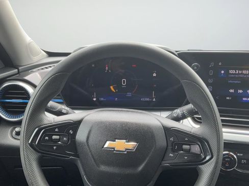 Used 2025 Chevrolet Trax LT FWD image 14