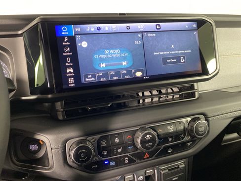 Used 2025 Jeep Wrangler Sahara image 33