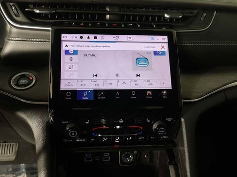 Used 2024 Jeep Grand Cherokee Limited image 46