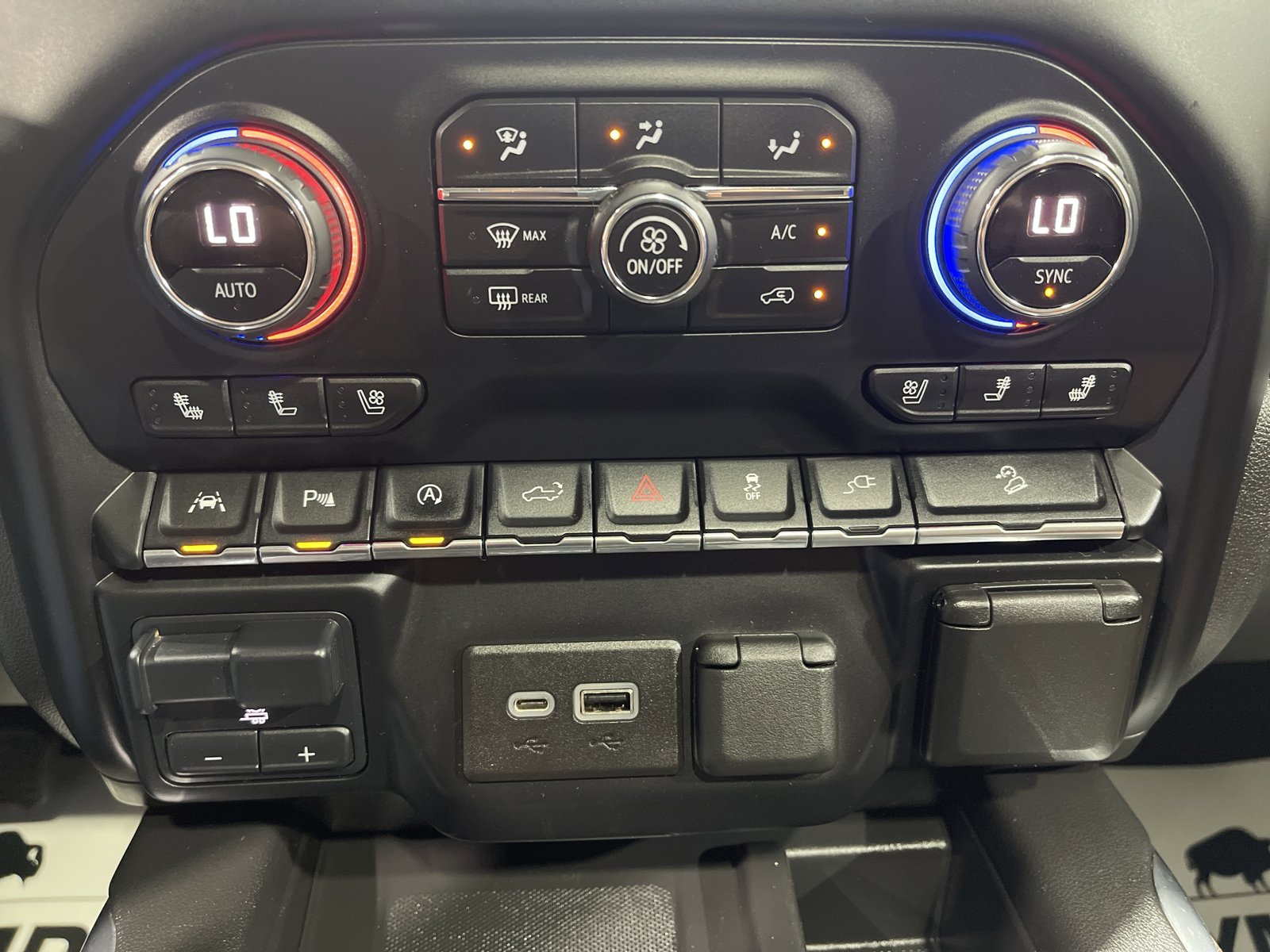 Used 2021 Chevrolet Silverado 1500 High Country w/ Technology Package AWD/4WD image 27