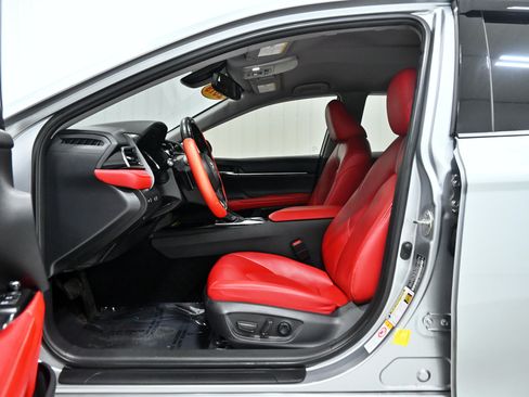 Used 2019 Toyota Camry XSE FWD image 5
