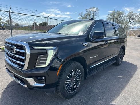 Used 2025 GMC Yukon XL Elevation w/ Elevation Premium Package AWD/4WD image 3