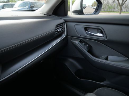 Used 2025 Nissan Rogue SV AWD/4WD image 32