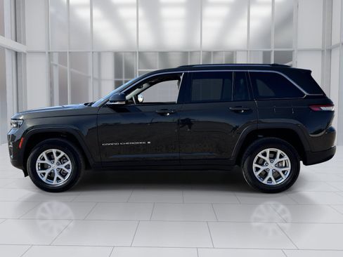 Used 2023 Jeep Grand Cherokee Limited w/ Trailer Tow Prep Group (B) RWD image 3