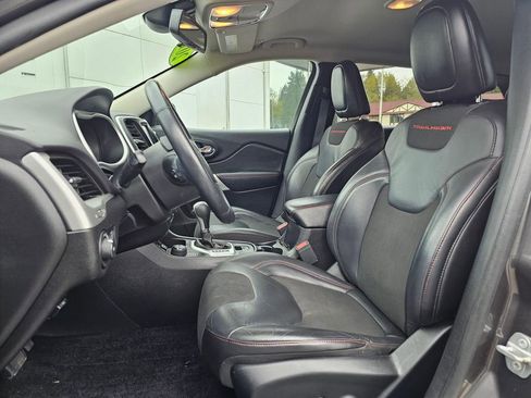 Used 2018 Jeep Cherokee Trailhawk AWD/4WD image 19