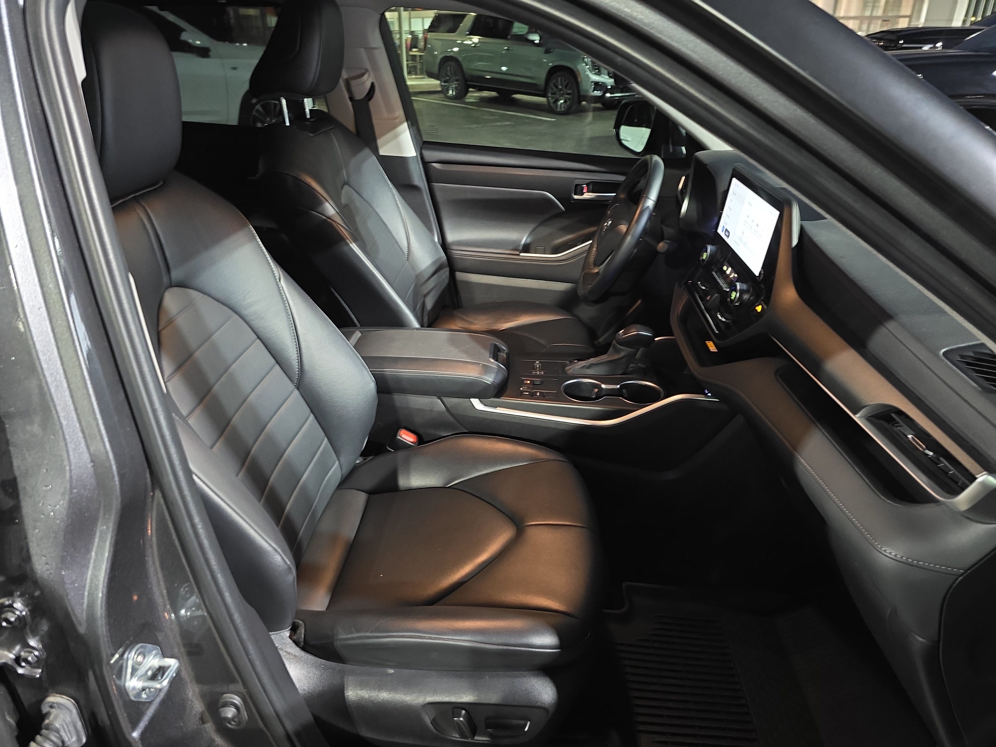 Used 2023 Toyota Highlander XLE FWD image 10
