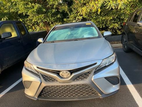 Used 2018 Toyota Camry SE w/ Moonroof Package FWD image 11