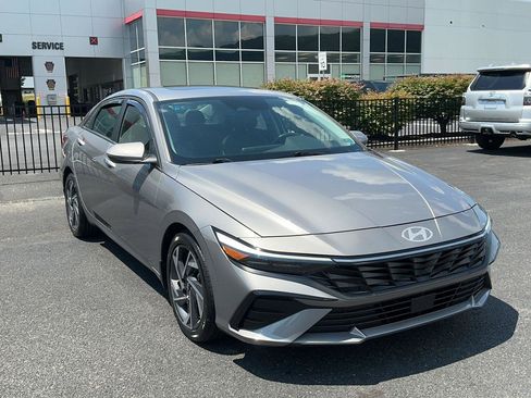 Certified 2025 Hyundai Elantra Limited FWD image 3