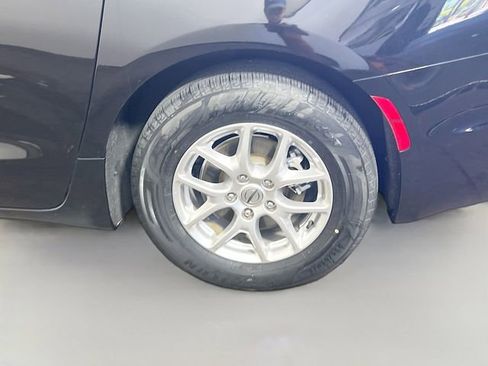 Used 2024 Chrysler Pacifica Touring-L image 24