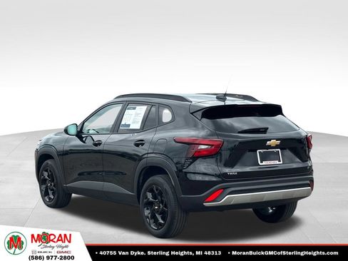 Certified 2025 Chevrolet Trax LT w/ LT Convenience Package FWD image 3